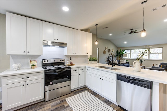 kitchen with decorative light fixtures, kitchen peninsula, sink, and stainless steel appliances