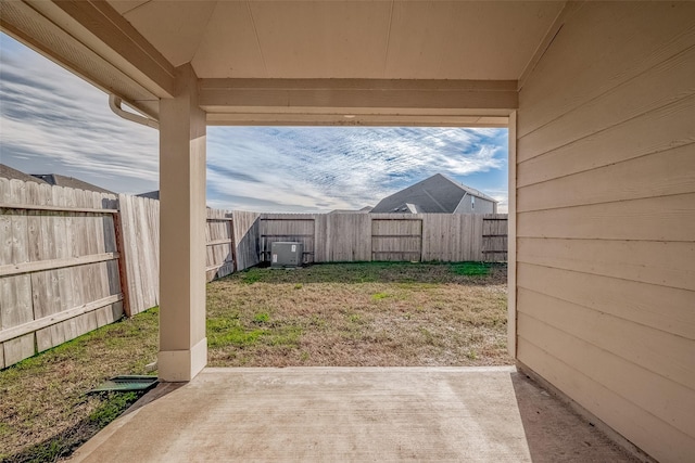 view of yard with a patio area