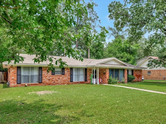 ranch-style house featuring a front yard