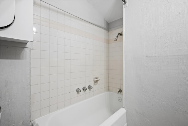 bathroom featuring tiled shower / bath combo