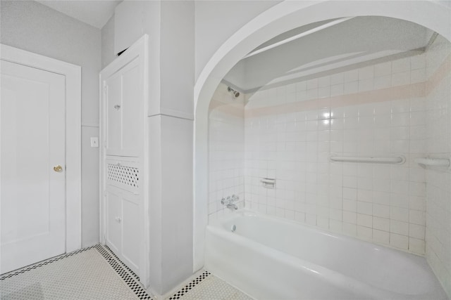 bathroom featuring tiled shower / bath and tile patterned floors