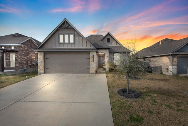 view of front of house featuring a yard and a garage