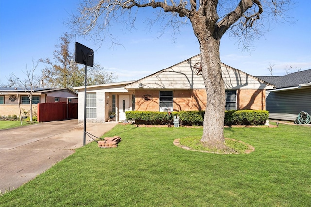 single story home featuring a front yard