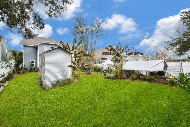 view of yard featuring a storage shed