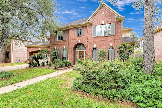 view of front of property featuring a front yard