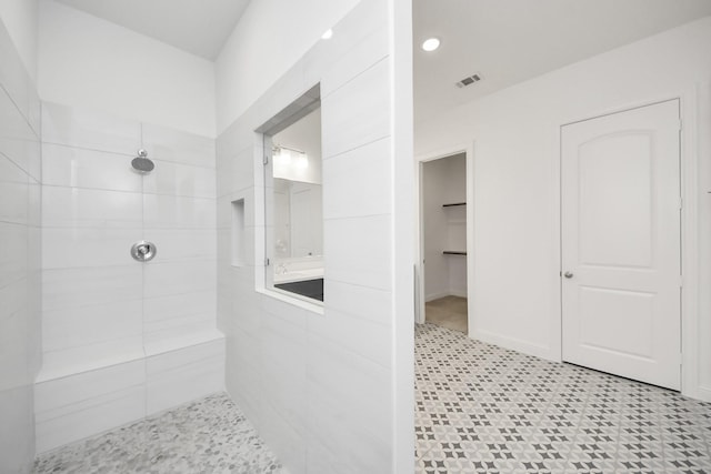 bathroom featuring a tile shower