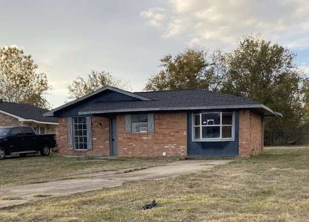 ranch-style house featuring a front yard