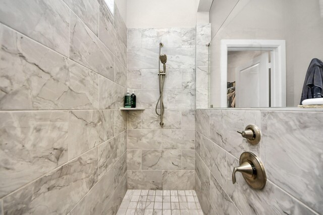 bathroom featuring tiled shower