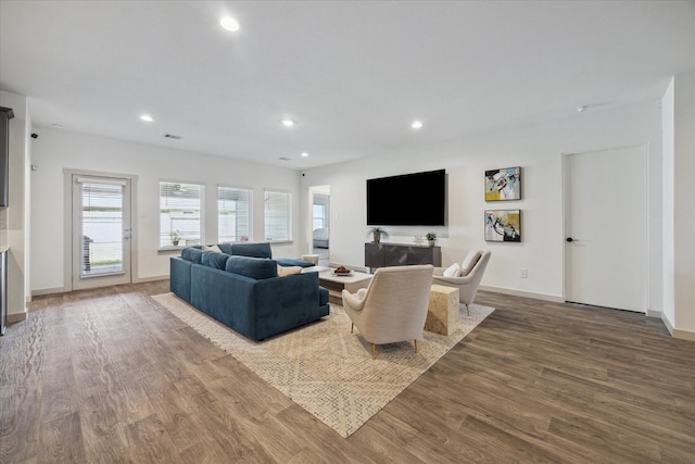 living area featuring visible vents, baseboards, wood finished floors, and recessed lighting