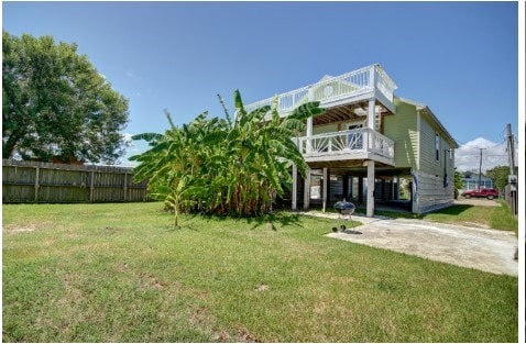 view of front facade featuring a front lawn