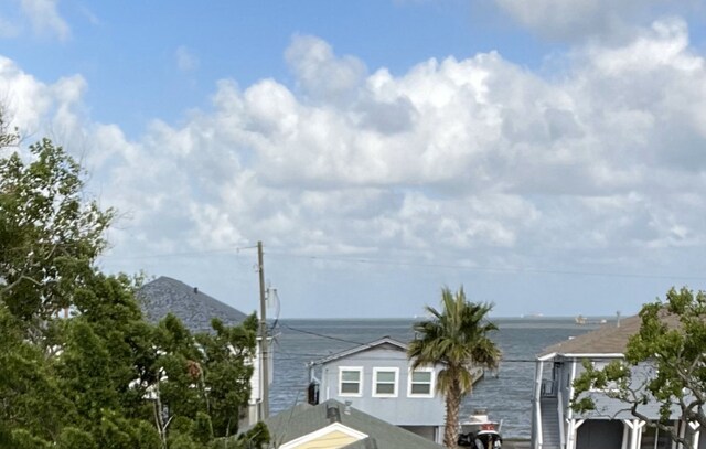 view of front facade featuring a water view