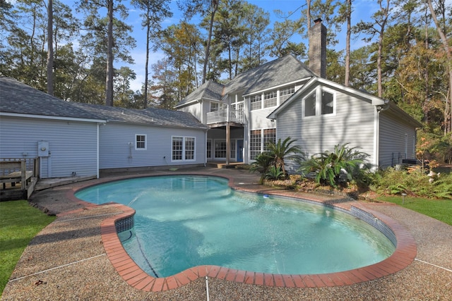 view of swimming pool