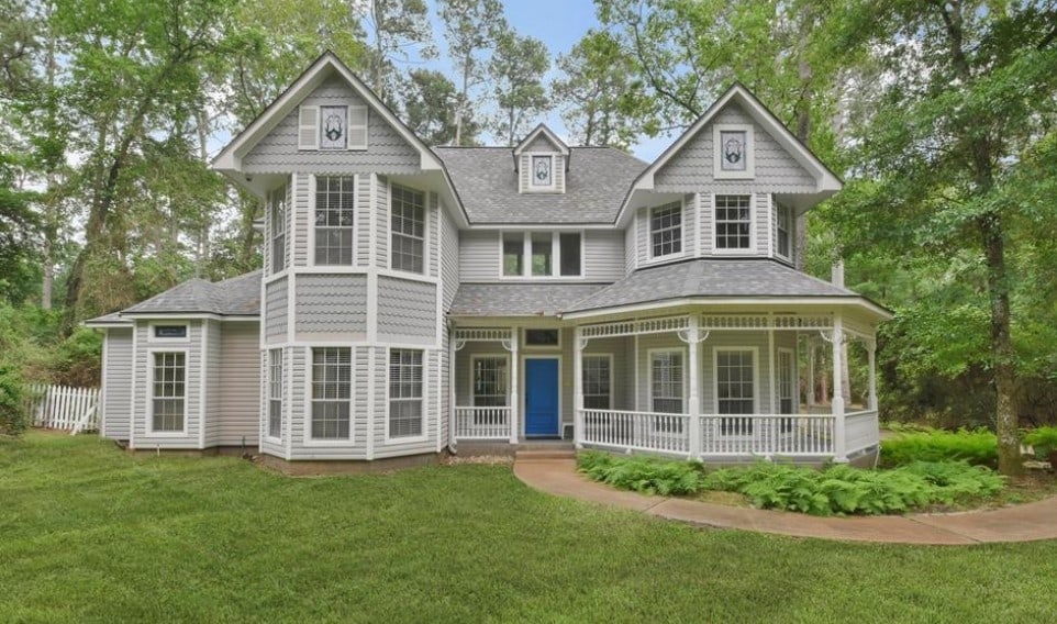 view of front of home featuring a porch and a front yard