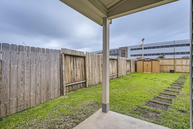 view of yard with a storage unit