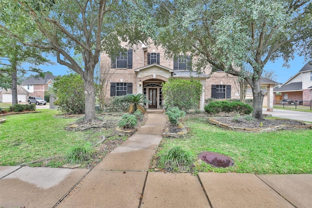 view of front facade featuring a front lawn