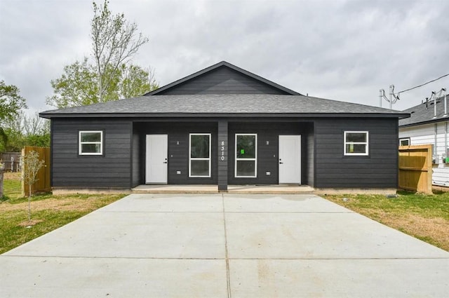 ranch-style home with a front yard