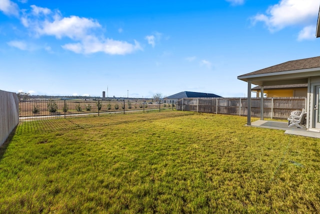 view of yard featuring a rural view