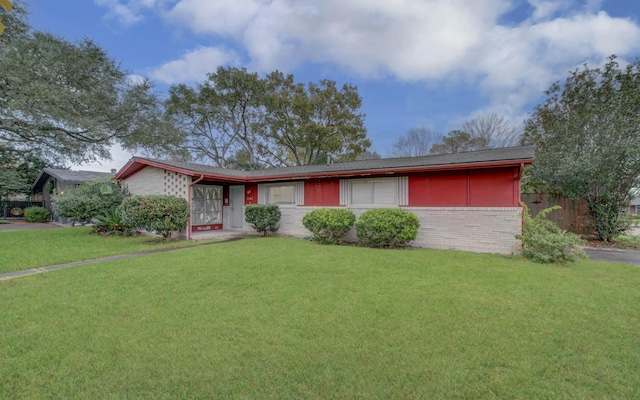 ranch-style home featuring a front lawn