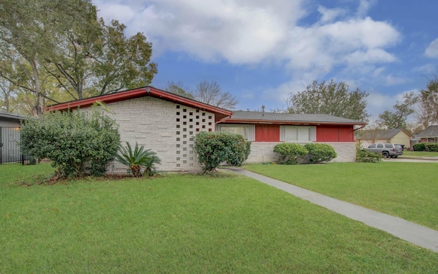 ranch-style home featuring a front yard