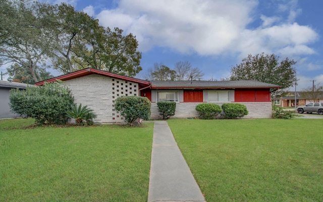 single story home featuring a front lawn