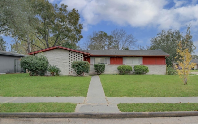 single story home with a front yard