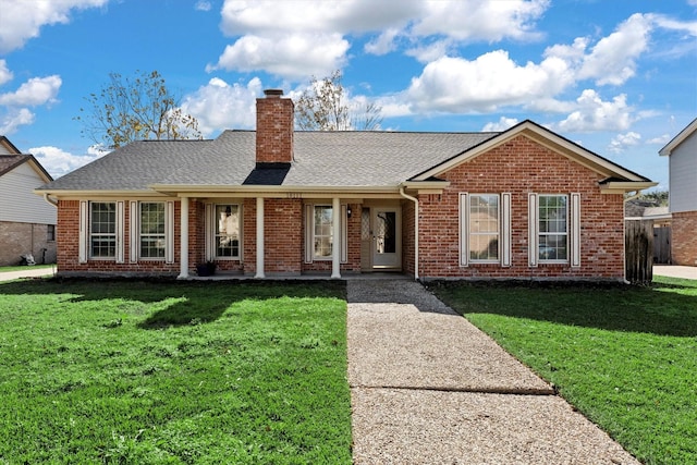 ranch-style home featuring a front lawn