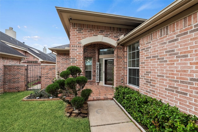 entrance to property featuring a yard