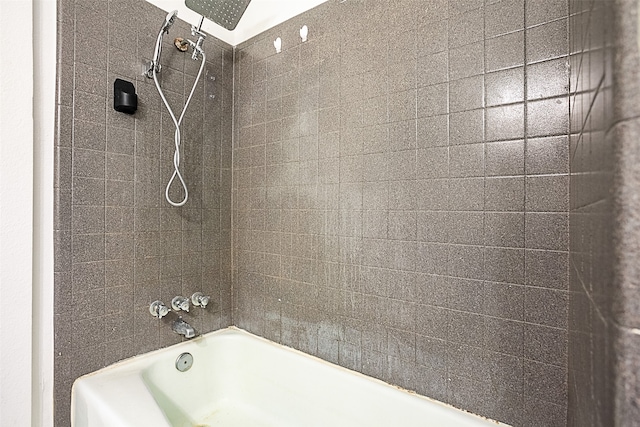 bathroom with tiled shower / bath