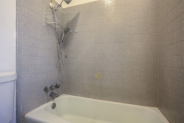 bathroom with tiled shower / bath