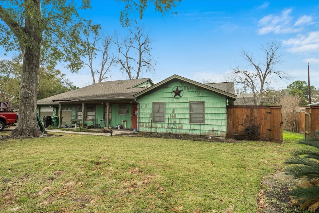 view of front of home featuring a patio area and a front yard