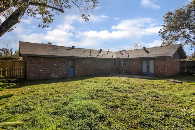 back of house featuring a lawn