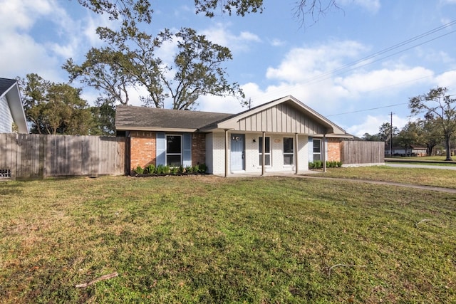 single story home with a front lawn