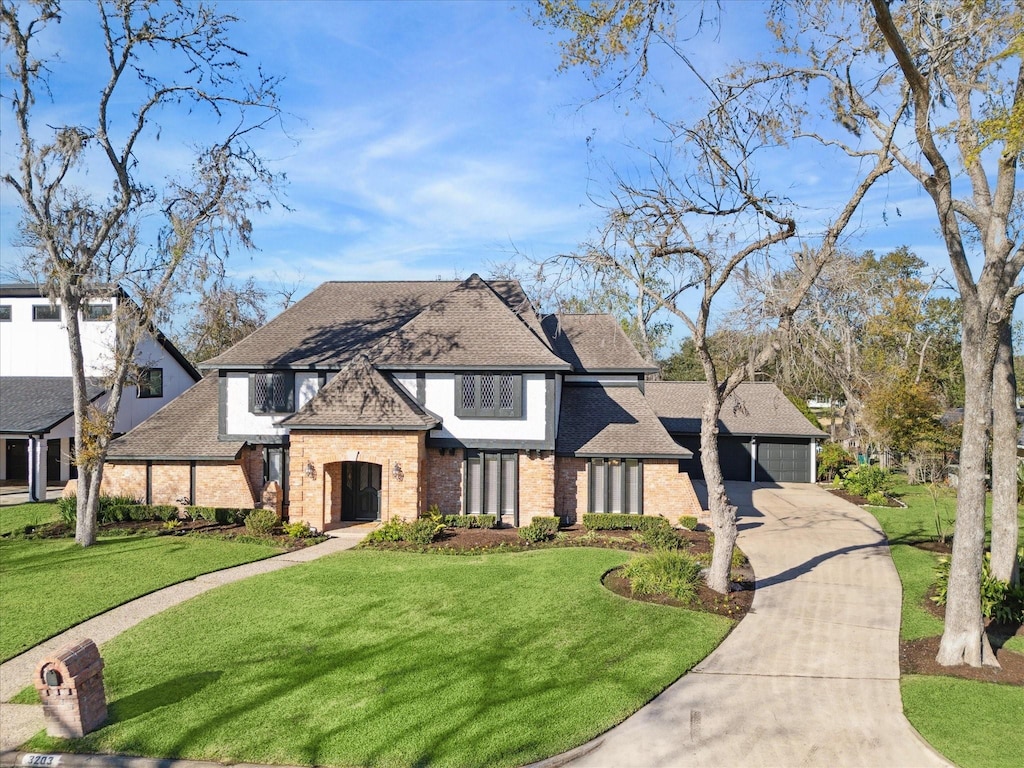 view of front of property featuring a front lawn and a garage