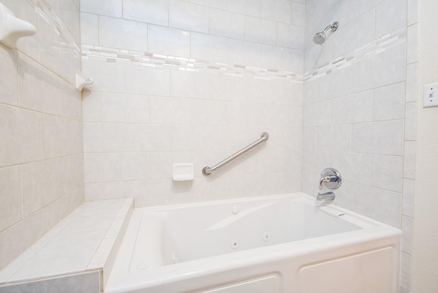 bathroom featuring tiled shower / bath