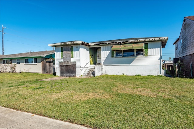 view of front of home featuring a front yard