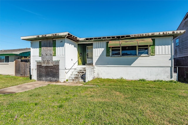 view of front facade with a front yard