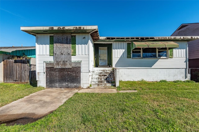 view of front of home with a front lawn