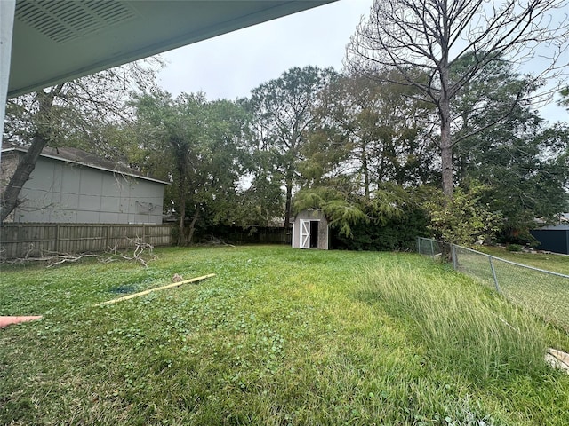 view of yard featuring a storage unit