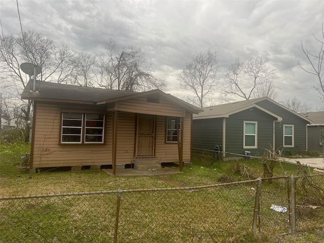 view of front of property with a front lawn