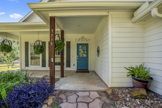 entrance to property featuring covered porch