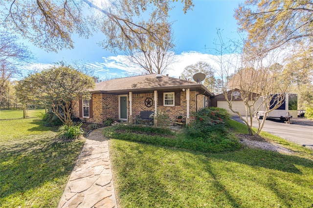 view of front of property featuring a front lawn and a garage