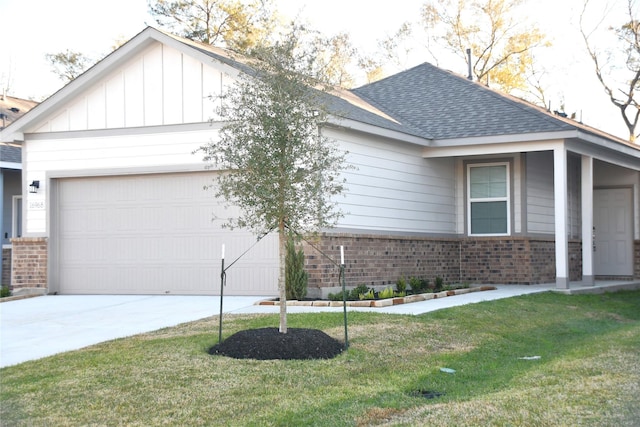 ranch-style house featuring a front lawn and a garage