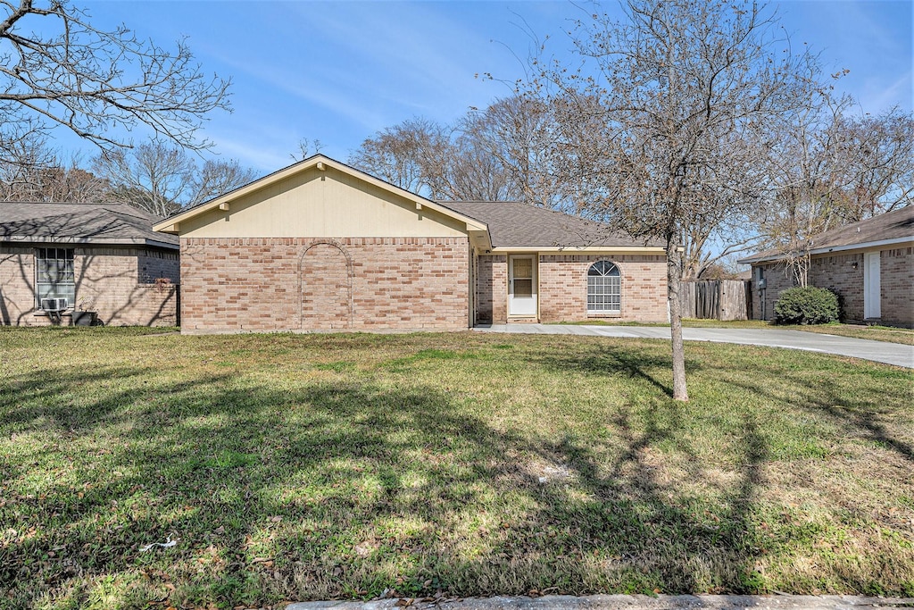 ranch-style house featuring a front yard