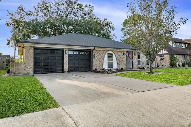 view of front of house featuring a front lawn and a garage