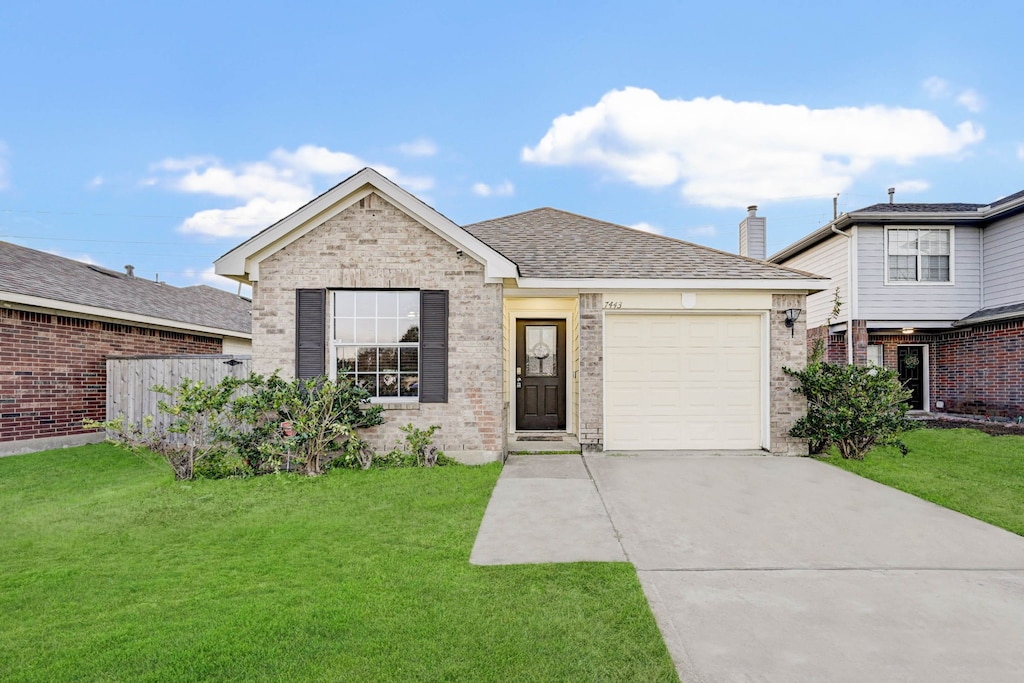 view of front of home featuring a garage and a front yard