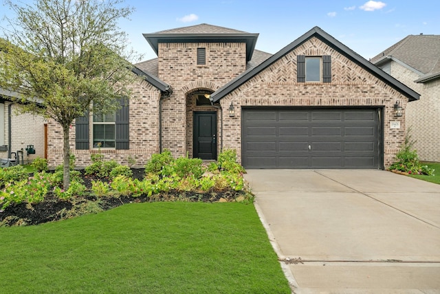 view of front facade featuring a front yard