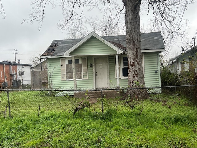 bungalow featuring a front lawn