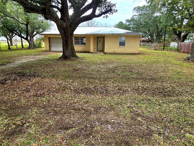 view of front of house featuring a garage and a front yard