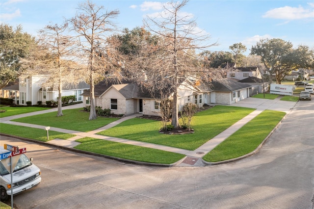 view of front of home featuring a front yard