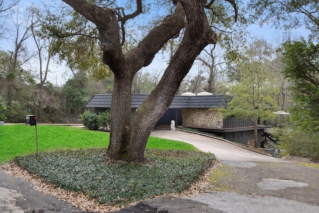 exterior space featuring a front yard